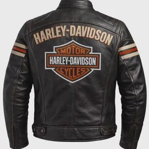 Könnte beinhalten: Schwarze Leder-Motorradjacke mit Harley-Davidson-Logo auf dem Rücken. Die Jacke hat ein klassisches Design mit Stehkragen, Reißverschluss und orange-weißen Streifen auf den Ärmeln.