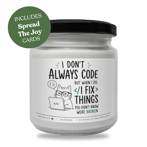 Op de afbeelding: Een witte sojawas kaars in een glazen pot met een zwarte deksel. Het etiket toont een kat met een bril achter een laptop met de tekst: I DON'T ALWAYS CODE BUT WHEN I DO, I FIX THINGS YOU DIDN'T KNOW WERE BROKEN. Inclusief Spread The Joy kaarten.