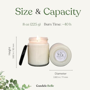 The image is a size and capacity advertisement for a candle. It features a candle in a jar and a label, along with dimensions and burn time information.