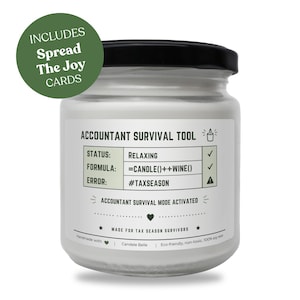 Op de afbeelding: Een witte sojawas kaars in een glazen pot met een zwart deksel. Het etiket luidt "Accountant Survival Tool" met humoristische tekst over het belastingseizoen. Inclusief "Spread The Joy Cards".