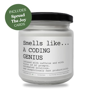 Peut inclure: Un pot à bougie en verre transparent avec un couvercle noir et une étiquette blanche. L'étiquette indique : Smells like... A CODING GENIUS, infused with caffeine and with hints of AI prompts, automated solutions, and suspiciously fast productivity. Includes Spread The Joy CARDS.
