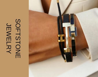 Schwarzes Lederarmband mit Gold H Verschluss Minimalistisches Cuff Armband