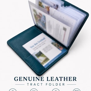 Peut inclure: Un porte-tracts en cuir bleu sarcelle doté de multiples pochettes en plastique transparent pour ranger des cartes et des tracts. Le texte GENUINE LEATHER TRACT FOLDER est imprimé en dessous, avec quatre icônes circulaires indiquant Premium Genuine Leather, Multiple Sleeves, Durable & Long-lasting et Compact & Portable.