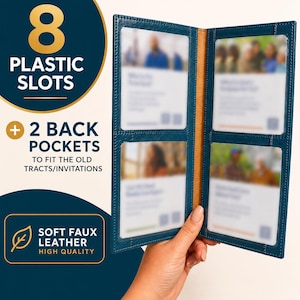 Könnte beinhalten: Ein tealfarbener Kunstleder-Organizer mit acht durchsichtigen Kunststofffächern und zwei Rückentaschen. Der Text auf dem Bild lautet 8 PLASTIC SLOTS, 2 BACK POCKETS TO FIT THE OLD TRACTS/INVITATIONS und SOFT FAUX LEATHER HIGH QUALITY.