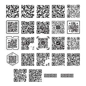 Könnte beinhalten: Eine Sammlung von zweiundzwanzig schwarz-weißen QR-Codes, die in einem Raster angeordnet sind. Das Set enthält verschiedene quadratische Designs, einige mit abgerundeten Ecken, einen ticketförmigen Rand, einen sechseckigen Rahmen und zwei kleine.
