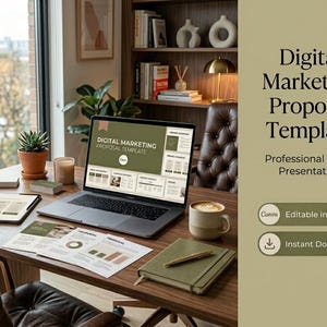 Puede incluir: Un espacio de trabajo con un portátil que muestra una "Plantilla de Propuesta de Marketing Digital" para una presentación profesional al cliente. La escena incluye un cuaderno, documentos, una taza de café y una planta, todo sobre un escritorio de madera.