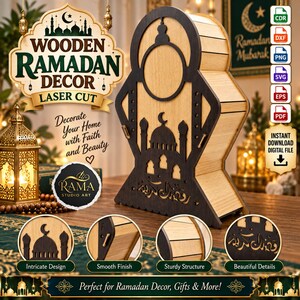 Può includere: Una decorazione a lanterna per il Ramadan in legno tagliato al laser con una cornice marrone scuro, una sagoma di moschea e un ritaglio a mezzaluna. La struttura presenta pannelli in legno chiaro, calligrafia araba e finitura liscia.