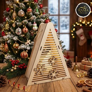 Peut inclure: Une lanterne triangulaire en bois clair dotée de lattes horizontales et de trois découpes décoratives en forme de flocon de neige sur le panneau avant. La lanterne émet une lueur interne chaude et est faite de contreplaqué clair.