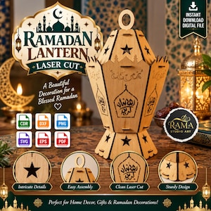 Può includere: Una lanterna in legno chiaro tagliata al laser con intricati ritagli a forma di stella e pannelli con calligrafia araba. Il design include un anello di sospensione superiore e una base robusta. L'immagine mostra il testo RAMADAN LANTERN LASER CUT.