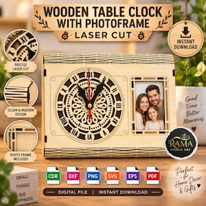 Pode incluir: Um relógio de mesa em madeira clara com um mostrador circular cortado a laser, algarismos romanos e ponteiros pretos, ao lado de uma moldura retangular contendo uma foto de família. O design inclui padrões complexos e texto.