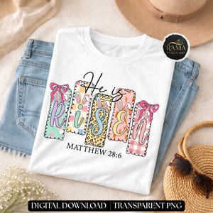 Puede incluir: Una taza de cerámica blanca con un asa negra y el texto "But First, Coffee" en negrita negra. La taza se encuentra sobre un fondo borroso, sugiriendo un ambiente acogedor.