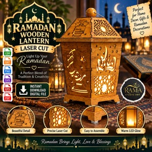 Può includere: Una lanterna in legno tagliata al laser con intricati motivi geometrici, ritagli a forma di stella e calligrafia araba. La lanterna emette una calda luce interna e include una piccola maniglia in legno sulla parte superiore.