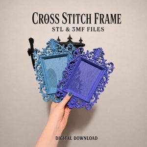 Puede incluir: Dos marcos rectangulares ornamentados para punto de cruz con bordes de volutas intrincados, uno en azul claro y otro en morado oscuro. El texto dice CROSS STITCH FRAME STL & 3MF FILES y DIGITAL DOWNLOAD. Son archivos digitales para impresión 3D.
