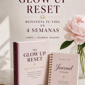 Könnte beinhalten: Ein gebundenes Buch mit dem Titel The Glow Up Reset und ein passendes spiralgebundenes Journal mit dem Titel Journal Guiado. Der Bucheinband ist hellrosa mit dunkelrotem Text und einem dunkelroten Buchrücken. Das Journal ist hellrosa.