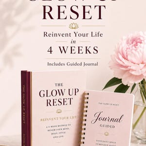 Könnte beinhalten: Ein gebundenes Buch mit dem Titel The Glow Up Reset von Paulina Maldonado und ein passendes spiralgebundenes Journal. Beide Artikel sind hellrosa mit dunklem Text. Auf dem Buchcover steht A 4-week method to renew your mind, body, style and life.