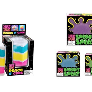 Könnte beinhalten: Eine Auswahl an Nee Doh-Spielzeugen, darunter ein Stück Peace O' Cake und drei Sploot Splat-Boxen. Der Peace O' Cake hat blaue, gelbe und rosa Schichten. Die Sploot Splat-Boxen enthalten lila, blaue und grüne Knete.