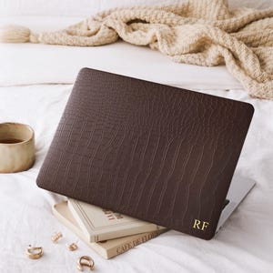 tiefbraune benutzerdefinierte Leder MacBook Schutzhülle für MacBook Air 13 Zoll 15 Zoll Neo A3404 A3448 A3449 Pro 13 Zoll 14 Zoll 15 Zoll 16 Zoll 2026 M5 Laptop Tasche Geschenk