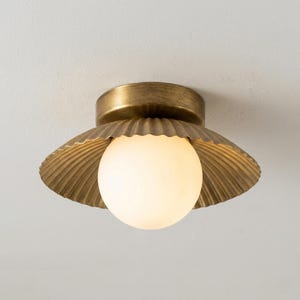 Könnte beinhalten: Rustikales Holzschild mit dem weißen Schriftzug "Welcome to our porch". Das Schild hat eine verwitterte Oberfläche und ein schlichtes, einladendes Design.