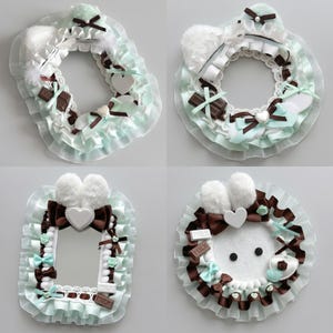 Puede incluir: Cuatro marcos decorativos con estética Lolita. Cada marco presenta una base blanca con acentos marrones, verde menta y blanco. Los detalles incluyen lazos, corazones, barras de chocolate falsas y acentos esponjosos. Los marcos están diseñados con un diseño circular, rectangular y en forma de conejito.