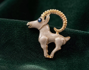 Vintage geitenbroche, goudkleurig email en blauwe kristallen dierenspeld, elegante natuurstatementsieraden