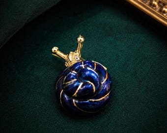 Vintage slakbroche, goudkleurige diepblauwe emaille en kristallen pin, grillige natuurstatementsieraden