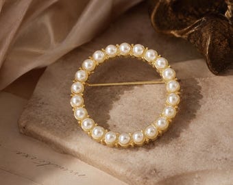Runder Kranz Perlenbrosche, Massivgoldrahmen Minimalistische Anstecknadel als Hochzeitsgeschenk