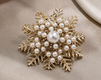Sneeuwvlokbroche, goudkleurige nepparel en kristalspeld, winterstatementsieraden