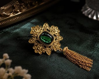 Vintage smaragdgroene broche met gouden kwastje, sierlijke filigraan statementspeld, vorstelijke sieraden