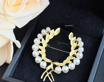 Vintage goudkleurige parelkransbroche, elegante laurierbladpin