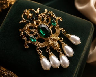Vintage smaragdgroene parelbroche, gouden filigraan druppelvormige hanger, vorstelijke barokke statementsieraden