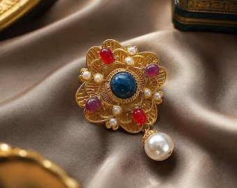 Vintage gouden bloembroche met meerdere edelstenen en pareldruppel, vorstelijke statementspeld