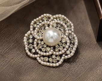 Vintage parel en kristallen broche, goudkleurige bloemen strassspeld, elegante bruidsstatementsieraden