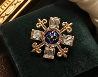Vintage Maltese kruisbroche, goudkleur met emaille en stokbroodkristallen, vorstelijke statementpin