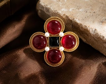 Vintage gouden klaverbroche met rode cabochons en parels, vorstelijke statementspeld