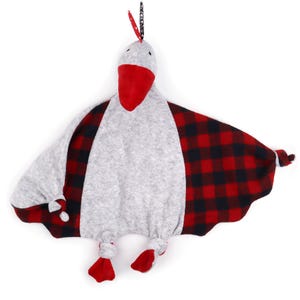 Può includere: Una coperta per bambini a forma di uccello, con corpo grigio, becco rosso e ali a quadri rossi e neri. La coperta ha piedini annodati e un piccolo dettaglio a pois. Una catena è attaccata per appenderla.
