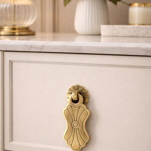 Puede incluir: Un letrero de madera rústica con el texto "Welcome to our home" en letras blancas. El letrero presenta un acabado envejecido y un diseño sencillo y acogedor.