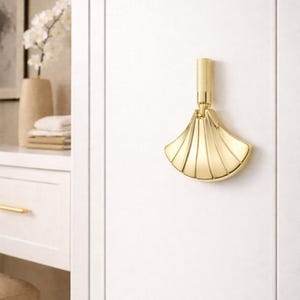 Pode incluir: Um conjunto de três canecas de cerâmica com acabamento fosco e salpicado. As canecas são em tons de creme, cinza claro e cinza escuro. Cada caneca tem um design simples e minimalista.