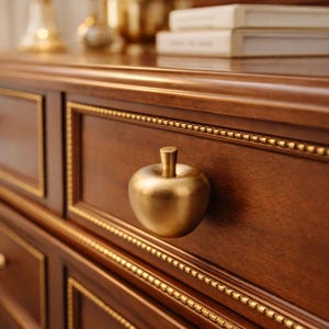 Puede incluir: Un letrero de madera rústico con el texto "Welcome to our home" en un estilo manuscrito. El letrero presenta un acabado envejecido y un diseño simple y acogedor, perfecto para la decoración de la entrada.