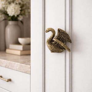 Gałka z mosiądzu w stylu vintage z łabędziem, romantyczny uchwyt do szafki w kształcie zwierzęcia, antyczna miedziana gałka do szuflady, wieszak ścienny z dekoracją łabędzia, uchwyt meblowy ze stopu cynku