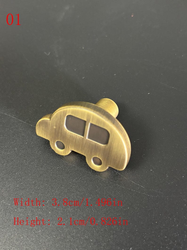 Puede incluir: Un tirador de armario de color bronce en forma de coche antiguo. El tirador tiene dos ventanas y dos ruedas. El ancho es de 3,8 cm (1,496 pulgadas) y la altura es de 2,1 cm (0,826 pulgadas).