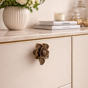Pomello per mobile vintage con motivo floreale, maniglia per cassetto in lega di zinco color bronzo anticato, maniglia rustica a forma di fiore