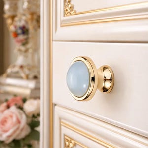 Op de afbeelding: Een set van drie keramische mokken met een gespikkelde, matte afwerking. De mokken zijn in crème, lichtgrijs en donkergrijs. Elke mok heeft een eenvoudig, minimalistisch ontwerp en een afgeronde handgreep.