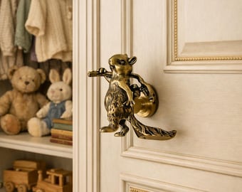 Puede incluir: Un letrero de madera rústica con el texto "Welcome to our home" en letras blancas. El letrero presenta un acabado envejecido y un diseño sencillo y acogedor, ideal para la decoración de la entrada.
