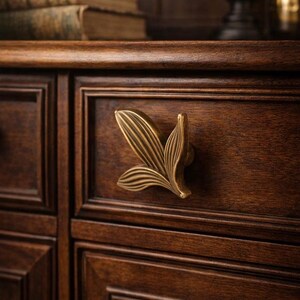Vintage Petal Cabinet Knob – Antique Brass Floral Leaf Drawer Pull, Single Hole Furniture Handle