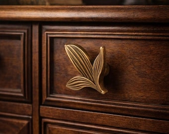 Tirador de armario vintage con forma de pétalo – Tirador de cajón de latón antiguo con diseño floral y forma de hoja, tirador de mueble de un solo orificio.