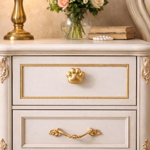 Puxador de gaveta em formato de pata de gato – liga de zinco com acabamento em latão escovado