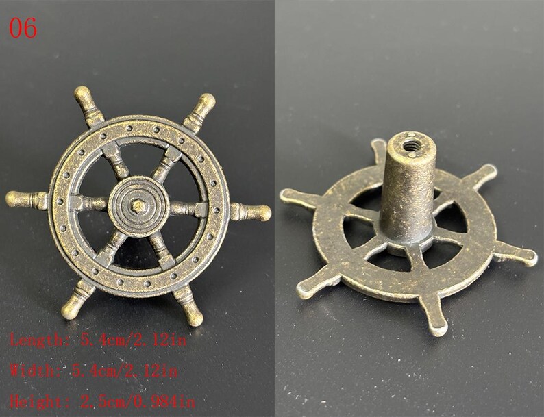 Puede incluir: Tirador de armario de color lat&oacute;n antiguo con forma de tim&oacute;n de barco. El tirador tiene un cubo central con radios y un borde circular con seis manijas. Dimensiones: Largo 5,4 cm, Ancho 5,4 cm, Alto 2,5 cm.