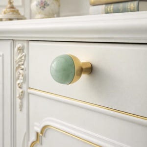 Peut inclure: Panneau en bois rustique avec l'inscription "Welcome to our home" en lettres blanches. Le panneau présente une finition vieillie et un design simple et accueillant, idéal pour une entrée.