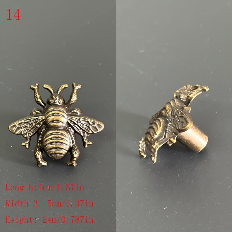 Puede incluir: Pomo de armario con forma de abeja de color bronce. El pomo mide 4 cm de largo, 3,5 cm de ancho y 2 cm de alto. La abeja presenta alas y segmentos corporales detallados. La imagen muestra el pomo desde dos &aacute;ngulos.