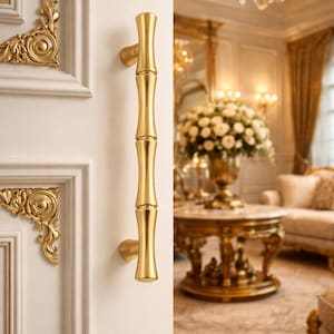 Könnte beinhalten: Ein goldfarbener Türgriff mit Bambus-Design. Der Griff ist an einer weißen Tür mit goldenen Zierleisten und dekorativen Eckakzenten angebracht. Der Hintergrund zeigt ein luxuriöses Interieur mit Kronleuchter und verzierten Möbeln.